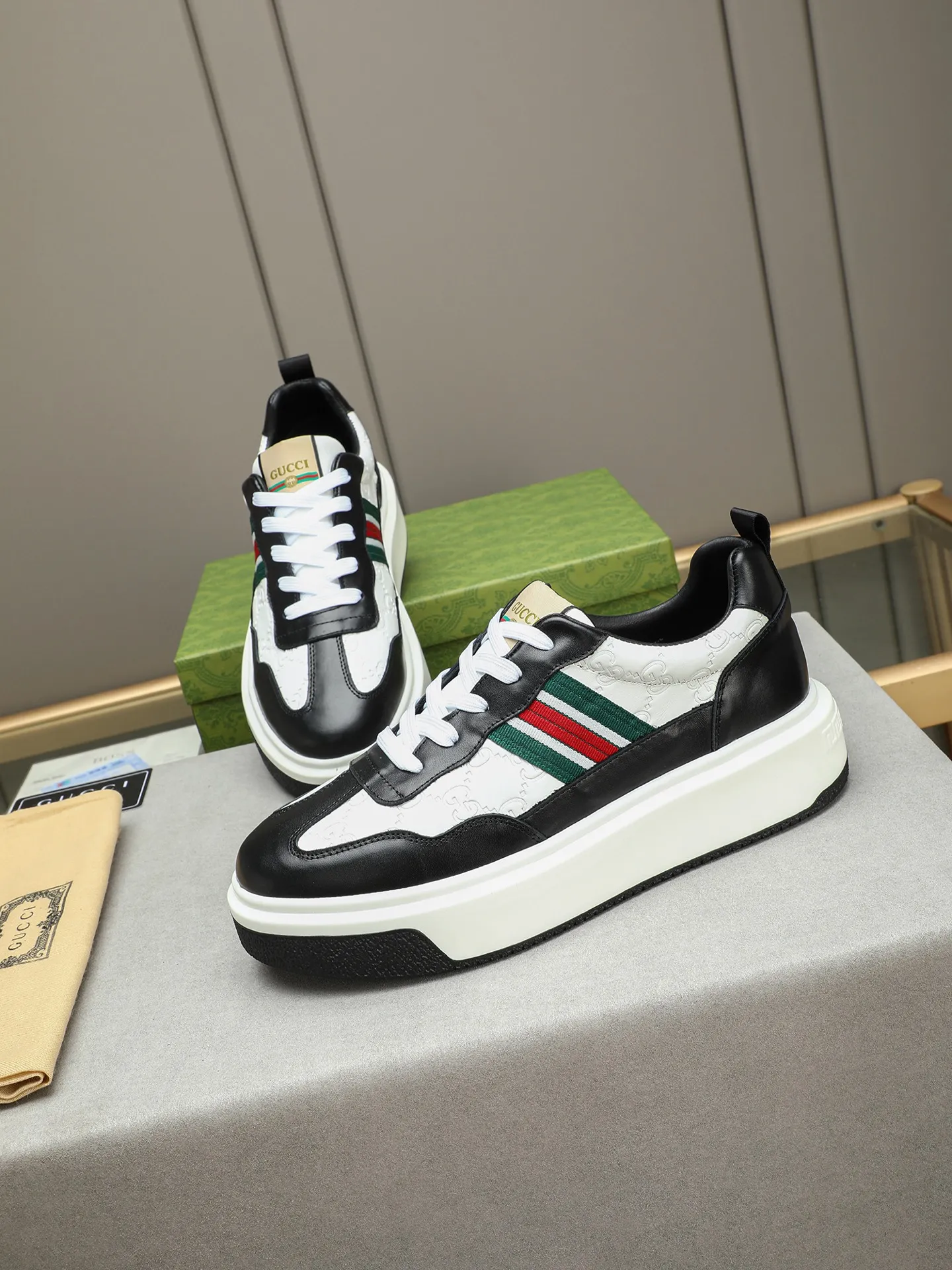Men's shoes 💰480 New men's shoes GUCCI Fashion trend Made of first-layer calfskin ➕ washed sheep lining! The foot feels super comfortable and the workmanship is impeccable. Foam ultra-light outsole, size: 38-44 (45 customized) 4 colors to choose from!